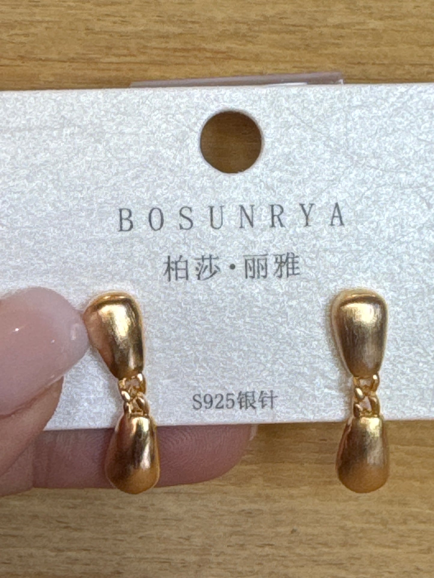 Earrings E18182J