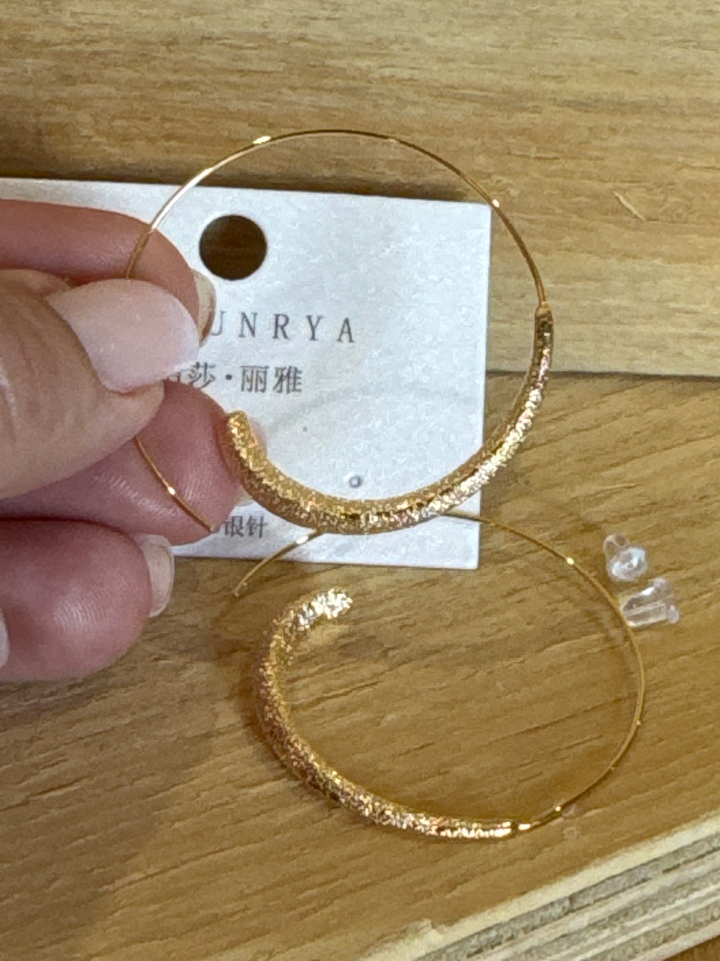 Earrings E18126J