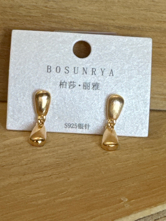 Earrings E18182J